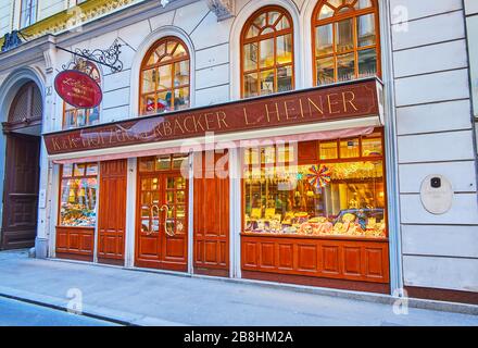 WIEN, ÖSTERREICH - 19. FEBRUAR 2019: Die alte Holzfassade der Café-Konditorei in der Altstadt am 19. Februar in Wien Stockfoto