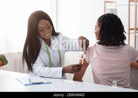 Ernährungsberater überprüft das Körperfett des Patienten mit Spezialwerkzeugen Stockfoto