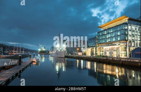 Cork City, Cork, Irland. März 2020. Irisches Marineschiff, LÉ Eithne, stand neben dem neuen Gebäude am Navagation Square, wo sie als Testzentrum für Coronavirus Covid-19 am Kennedy Quay in Cork, Irland, genutzt wird. - Credit; David Creedon / Alamy Live News Stockfoto