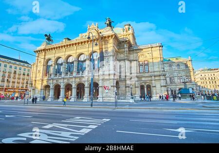 WIEN, ÖSTERREICH - 19. FEBRUAR 2019: Die Fassade des Opernhauses, dekoriert mit Steingarnen, Wandsäulen, Arkade, Bogenfenstern und Bronzestatuen Stockfoto