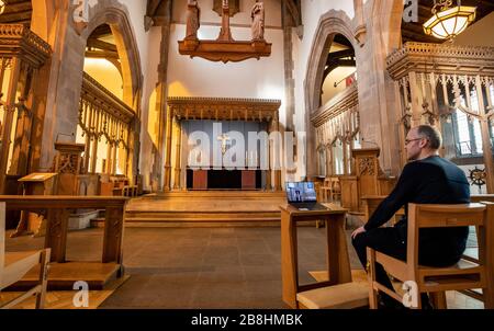 ERNEUTER WEGGANG DER FREMDEN ZEILE AM UNTEREN RAND DER BILDUNTERSCHRIFT EIN Gemeindemitglied der Kirche beobachtet einen Laptop in der Liverpool Parish Church (Our Lady and St Nicholas) in Liverpool während des ersten virtuellen Sonntagsgottesdienstes der Kirche von England, den der Erzbischof von Canterbury Justin Welby gegeben hat, Nachdem die Erzbischöfe von Canterbury und York am Dienstag an Geistliche geschrieben hatten, um ihnen zu raten, öffentliche Dienste in die Warteschleife zu stellen, um auf Regierungsratschläge zu reagieren, um Massenversammlungen zu vermeiden, um die Ausbreitung des Covid-19-Virus zu verhindern. Stockfoto