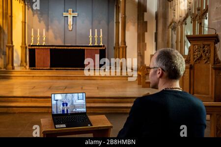 ERNEUTER WEGGANG DER FREMDEN ZEILE AM UNTEREN RAND DER BILDUNTERSCHRIFT EIN Gemeindemitglied der Kirche beobachtet einen Laptop in der Liverpool Parish Church (Our Lady and St Nicholas) in Liverpool während des ersten virtuellen Sonntagsgottesdienstes der Kirche von England, den der Erzbischof von Canterbury Justin Welby gegeben hat, Nachdem die Erzbischöfe von Canterbury und York am Dienstag an Geistliche geschrieben hatten, um ihnen zu raten, öffentliche Dienste in die Warteschleife zu stellen, um auf Regierungsratschläge zu reagieren, um Massenversammlungen zu vermeiden, um die Ausbreitung des Covid-19-Virus zu verhindern. Stockfoto