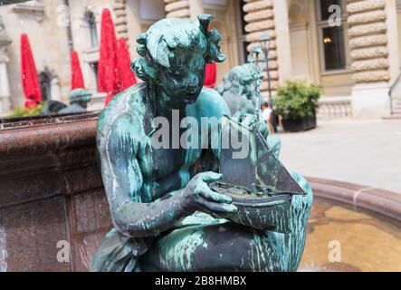 Der Innenhof des berühmten Hamburger Rathauses ist mit einem Hygieia-Brunnen dekoriert. Hygieia als die Heil- und Hygienegöttin in der griechischen Mythologie an Stockfoto