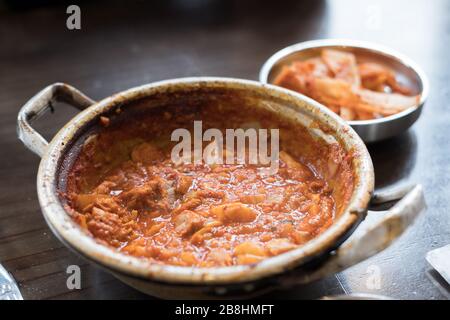 Koreanisch Kimchi näht Suppe in einer Schüssel Stockfoto