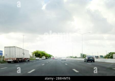 Verwischen Sie den Straßenhintergrund abstrakt von Autobahn, Autobahn, Long Road Way in der Stadt mit dem Auto und zwei Seiten des Wohnhauses Stockfoto