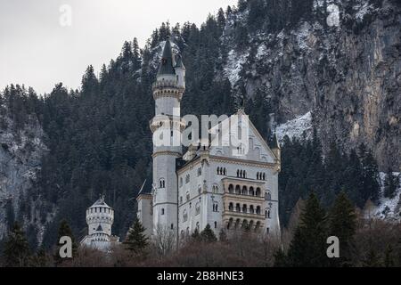 Atemberaubender Blick auf das berühmte Schloss Neuschwanstein auf dem Hügel von Schwangau im Winter, Bayern, Deutschland Stockfoto