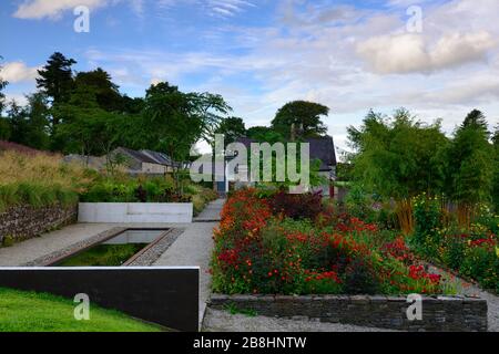 June Blake's Garden, Wicklow, Irland, Garten, Gärten, mehrjährige, Stauden, erhöhtes Bett, Betten, Grenze, Grenzen, gemischt, Kombination, Sommer, Haus, ikonisch, Juni Stockfoto