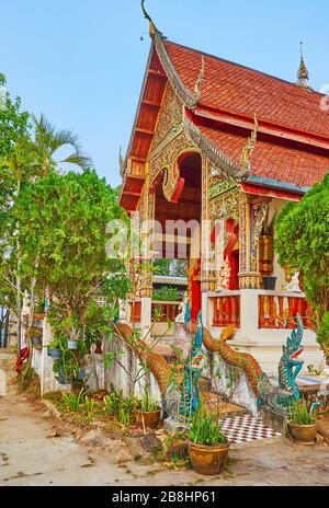 Die Skulpturen der Naga-Schlange, mit Spiegelmosaik bedeckt, am Eingang des Ubosot (ordination Hall) des Wat Phra that Mae Yen Temple, Pai, Tha Stockfoto