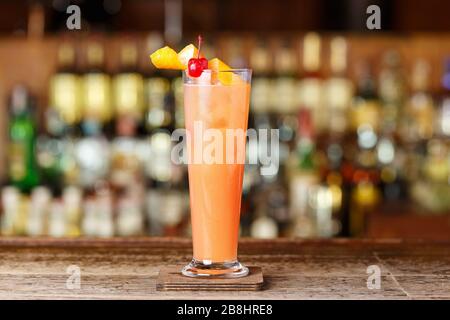 Alkoholfreien Cocktail mit Grapefruit und Zitrone Saft, kuitaille Lange, garniert mit Schalen von Zitrusfrüchten und Kirsche Stockfoto