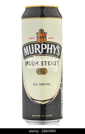 Ukraine, Kiew - 29. Februar 2020: Murphys Bier kann oder Irish Stout isoliert auf weißem Hintergrund. Wasser fällt ab. Datei enthält Beschneidungspfad. Stockfoto