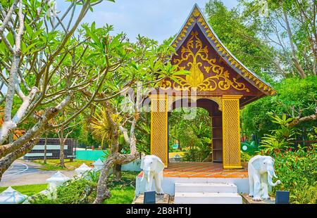 Der schöne Holzpavillon mit feinen goldenen Verzierungen und Elefanten befindet sich im Laos Garten im Rajapruek-Park, Chiang Mai, Thailand Stockfoto