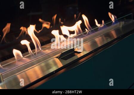 Die Flammen in der Nähe des elektrischen Kamins. Innen Stockfoto