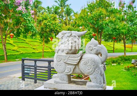 Die geschnitzte Steinskulptur von Pixiu - traditionelles chinesisches Mythisches Geschöpf, teilweise Löwe und teilweise Drache, befindet sich im chinesischen Garten von Rajapruek Par Stockfoto