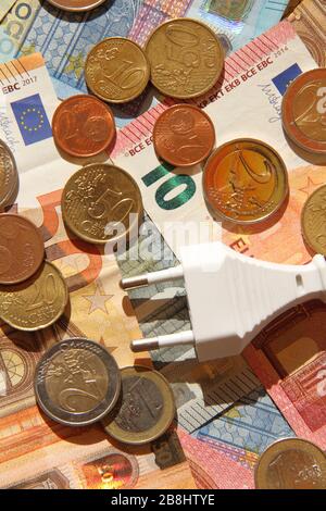 Ein Stecker mit Eurobanknoten und kleinem Geld Stockfoto