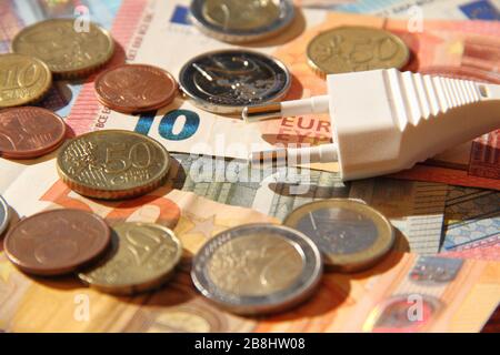 Ein Stecker mit Eurobanknoten und kleinem Geld Stockfoto