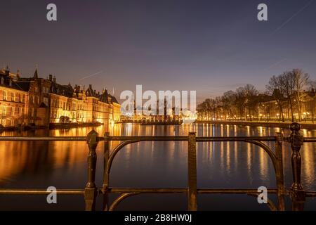 Den Haag - 17. Februar 2019: Den Haag, Die Neherländer. Schloss Binnenhof, niederländisches parlament, während goldener Stunde mit Hofvijver, gusseisernem Zaun i. Stockfoto