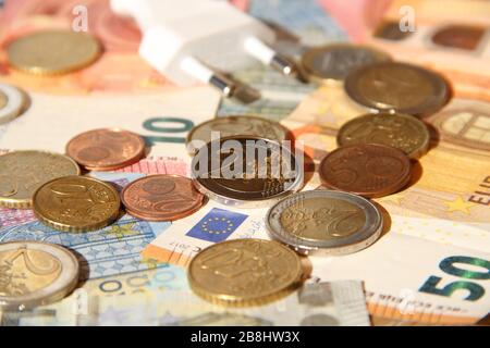 Ein Stecker mit Eurobanknoten und kleinem Geld Stockfoto