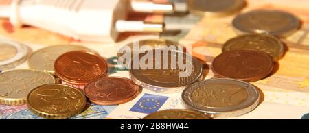 Ein Stecker mit Eurobanknoten und kleinem Geld Stockfoto