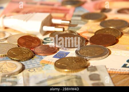 Ein Stecker mit Eurobanknoten und kleinem Geld Stockfoto