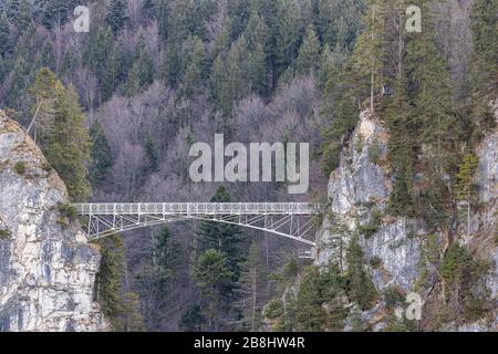 Atemberaubender Blick auf die Marienbrücke (Marienbrücke) über die Gerge Pollat (Poellat) nahe dem berühmten Schloss Neuschwanstein im Winter, Bayern, Deutschland Stockfoto