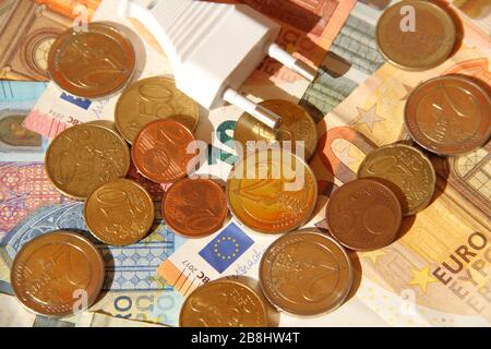 Ein Stecker mit Eurobanknoten und kleinem Geld Stockfoto