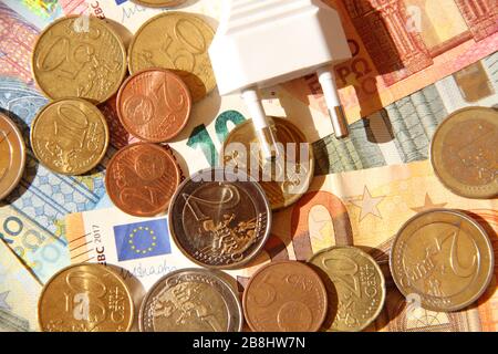 Ein Stecker mit Eurobanknoten und kleinem Geld Stockfoto