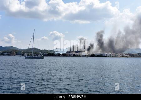 Rauchentwicklung bei einem Brand in Sant Antoni de Portmany (San Antonio), Ibiza, Spanien Stockfoto