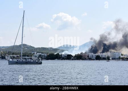 Rauchentwicklung bei einem Brand in Sant Antoni de Portmany (San Antonio), Ibiza, Spanien Stockfoto