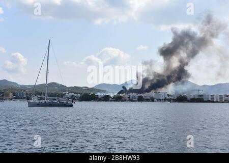 Rauchentwicklung bei einem Brand in Sant Antoni de Portmany (San Antonio), Ibiza, Spanien Stockfoto