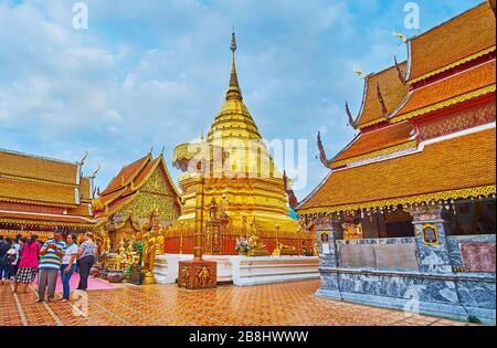 CHIANG Mai, THAILAND - 7. MAI 2019: Die Pagode des Wat Phra, dass der Tempel Doi Suthep von vielen Buddha-Bildern umgeben ist, von einem hohen Regenschirm aus Chatra Stockfoto