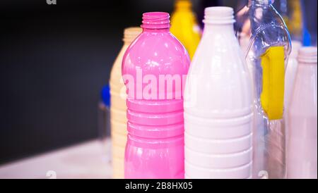 Nahaufnahme der bunten leeren Plastikflaschen. Stockfoto