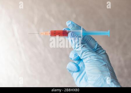 Test auf Coronovirus bei einer Epidemie mit Probaika und Bluttest im Labarotorium Stockfoto