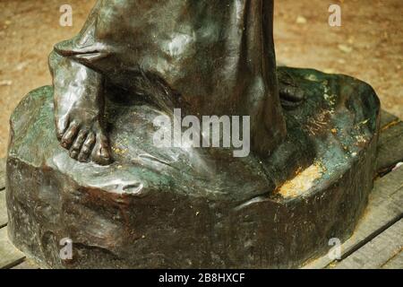 Detailbild der Füße und Drape des Gesäßes eines der Burgher von Calais, Skulptur im Musée Rodin, Paris Stockfoto