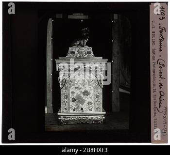 Lacke. Harte Steine. China und Japan. Porzellan. Fountain Laques, pierres dures et porcelaines. Chine et Japon. "Fontaine". Plaque de projection noir et blanc. 1900-1930. Photographie de Jacques-Ernest Bulloz (1858-1942). Musée des Beaux-Arts de la Ville de Paris, Petit Palais. Stockfoto