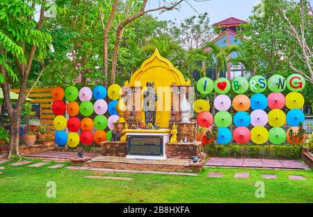 Borsang, THAILAND - 7. MAI 2019: Die Statue von Phra im Tha Bhikkhu-Mönch mit Sonnenschirm, umgeben von bunten handgefertigten Papierschirmen - das Symbol von Stockfoto