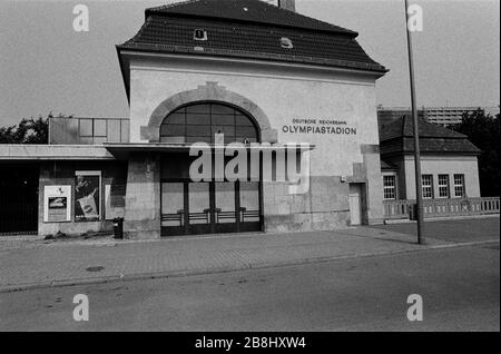 Der S-Bahn-Vorortbahnhof des Olympiastadions in West-Berlin, in der Zeit, in der die Stadt geteilt und die Bahn von den ostdeutschen Behörden geführt wurde. Die Berliner Mauer war eine von der Deutschen Demokratischen Republik (DDR, Ostdeutschland) am 13. August 1961 errichtete Barriere, die West-Berlin von der umliegenden DDR und von Ost-Berlin völlig abgrenzte. Die Mauer wurde am 9. November 1989 die freie Personenbewegung von Ost nach West erlaubt. Stockfoto