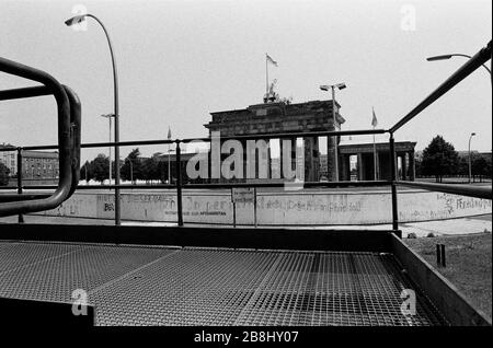 Der Abschnitt der Berliner Mauer am Brandenburger Tor, von der westlichen Seite der Kluft aus gesehen. Die Berliner Mauer war eine von der Deutschen Demokratischen Republik (DDR, Ostdeutschland) am 13. August 1961 errichtete Barriere, die West-Berlin von der umliegenden DDR und von Ost-Berlin völlig abgrenzte. Die Mauer wurde am 9. November 1989 die freie Personenbewegung von Ost nach West erlaubt. Stockfoto