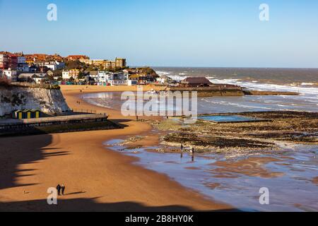 Familien, Hundewanderer nutzen einen sonnigen, aber kalten und windigen Tag, um während der Pandemie von Covid 19, Broadstairs, Kent, Großbritannien, Sport zu treiben Stockfoto