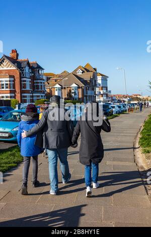 Eine Familie spazieren entlang der Klippen zusammen, um während der Pandemie von Covid 19, Broadstairs, Kent, Großbritannien, Sport zu treiben Stockfoto