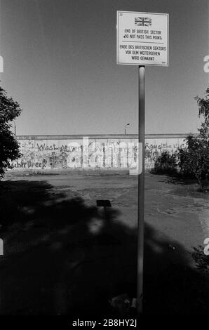 Ein Schild, das auf das Ende des britischen Sektors neben der Berliner Mauer nahe dem Brandenburger Tor hinweist, von der westlichen Seite der Kluft aus gesehen. Die Berliner Mauer war eine von der Deutschen Demokratischen Republik (DDR, Ostdeutschland) am 13. August 1961 errichtete Barriere, die West-Berlin von der umliegenden DDR und von Ost-Berlin völlig abgrenzte. Die Mauer wurde am 9. November 1989 die freie Personenbewegung von Ost nach West erlaubt. Stockfoto