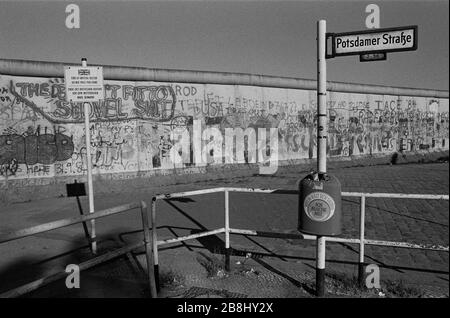 Ein Schild, das auf das Ende des britischen Sektors neben der Berliner Mauer am Potsdamer Platz, West-Berlin hinweist. Die Berliner Mauer war eine von der Deutschen Demokratischen Republik (DDR, Ostdeutschland) am 13. August 1961 errichtete Barriere, die West-Berlin von der umliegenden DDR und von Ost-Berlin völlig abgrenzte. Die Mauer wurde am 9. November 1989 die freie Personenbewegung von Ost nach West erlaubt. Stockfoto