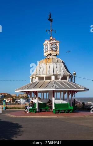 Besucher können einen hellen, sonnigen, aber kalten und windigen Tag nutzen, um während der Pandemie von Covid 19, Broadstairs, Kent, Großbritannien, Sport zu treiben Stockfoto