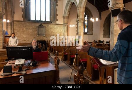 Rector Rob Miles hält seine Predigt während einer Live-Übertragung des Sonntagsgottesdienstes in der St Lukes Church in Thurnby, Leicester, Nachdem die Erzbischöfe von Canterbury und York am Dienstag an Geistliche geschrieben hatten, um ihnen zu raten, öffentliche Dienste in die Warteschleife zu stellen, um auf Regierungsratschläge zu reagieren, um Massenversammlungen zu vermeiden, um die Ausbreitung des Covid-19-Virus zu verhindern. Stockfoto