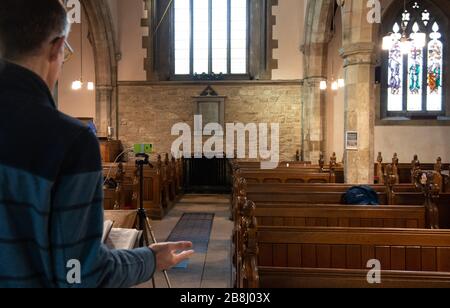 Rector Rob Miles hält seine Predigt während einer Live-Übertragung des Sonntagsgottesdienstes in der St Lukes Church in Thurnby, Leicester, Nachdem die Erzbischöfe von Canterbury und York am Dienstag an Geistliche geschrieben hatten, um ihnen zu raten, öffentliche Dienste in die Warteschleife zu stellen, um auf Regierungsratschläge zu reagieren, um Massenversammlungen zu vermeiden, um die Ausbreitung des Covid-19-Virus zu verhindern. Stockfoto