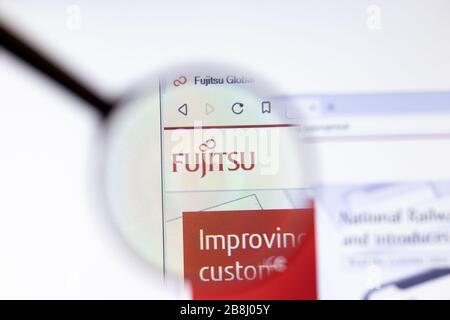 Los Angeles, Kalifornien, USA - 20. März 2020: Fujitsu-Firmenlogo auf der Seite "Close-up on Screen", Illustrative Editorial Stockfoto