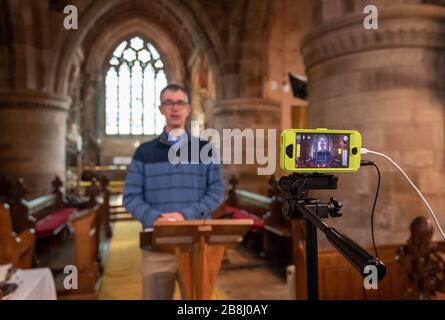 Rector Rob Miles hält seine Predigt während einer Live-Übertragung des Sonntagsgottesdienstes in der St Lukes Church in Thurnby, Leicester, Nachdem die Erzbischöfe von Canterbury und York am Dienstag an Geistliche geschrieben hatten, um ihnen zu raten, öffentliche Dienste in die Warteschleife zu stellen, um auf Regierungsratschläge zu reagieren, um Massenversammlungen zu vermeiden, um die Ausbreitung des Covid-19-Virus zu verhindern. Stockfoto