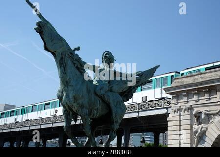 La France renaissante, Bronzeplastik von Holger Wederkinch 1930, einem Krieger auf einem Ladepferd, Pont de Bir-Hakeim, U-Bahn, Paris; Frankreich Stockfoto