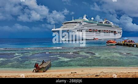 Touristen, die die Sonnenprinzessin von Kiriwina Island PNG Kiriwina Island PNG Papua-Neuguinea bewölkt bedeckter Himmel Storm stürmischer Tourismus besteigen Stockfoto