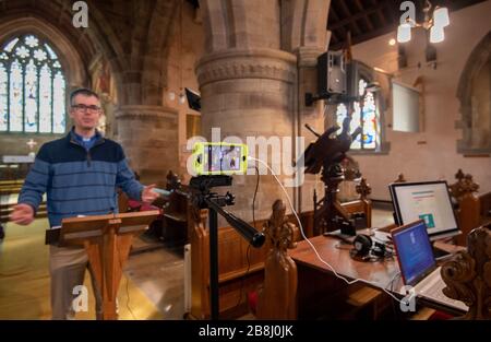 Rector Rob Miles hält seine Predigt während einer Live-Übertragung des Sonntagsgottesdienstes in der St Lukes Church in Thurnby, Leicester, Nachdem die Erzbischöfe von Canterbury und York am Dienstag an Geistliche geschrieben hatten, um ihnen zu raten, öffentliche Dienste in die Warteschleife zu stellen, um auf Regierungsratschläge zu reagieren, um Massenversammlungen zu vermeiden, um die Ausbreitung des Covid-19-Virus zu verhindern. Stockfoto