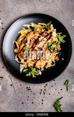 Bolognese Pasta mit Champignons und Arugula zubereitete Balsamiksoße. Draufsicht. Platz für Text kopieren. Stockfoto